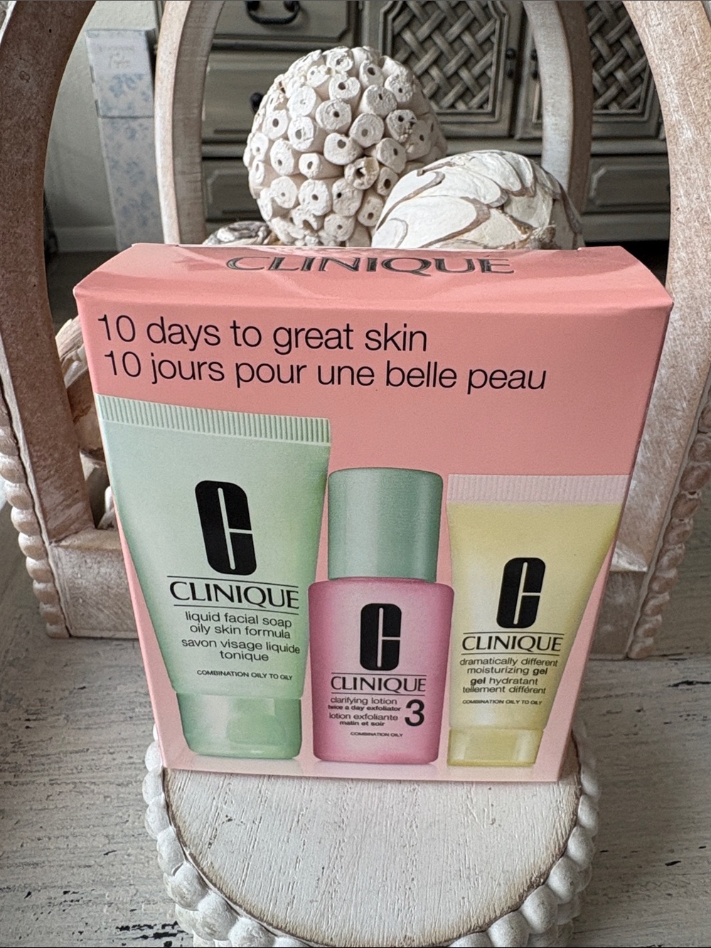 Clinique x Kate Spade Cosmetic Bag & Skincare Set - Picture 3 of 4
